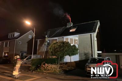 Vonkenregen bij forse schoorsteenbrand op ‘t Harde. - © NWVFoto.nl