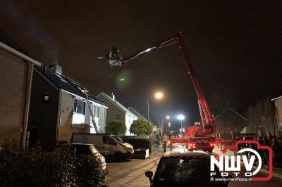 Vonkenregen bij forse schoorsteenbrand op ‘t Harde. - © NWVFoto.nl