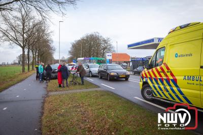 Bij weer een kop-staart botsing op de Zuiderzeestraatweg is een persoon gecontroleerd door het ambulance personeel. - © NWVFoto.nl