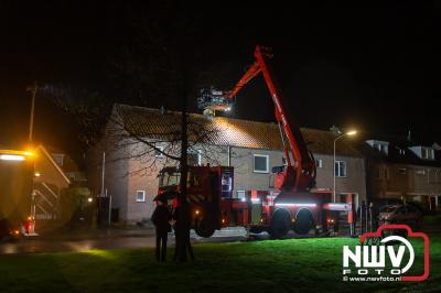 Buren merken schoorsteenbrand op, en waarschuwen de bewoners van de woning. - © NWVFoto.nl