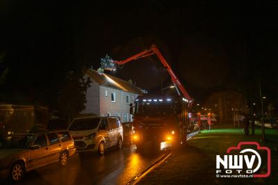Buren merken schoorsteenbrand op, en waarschuwen de bewoners van de woning. - © NWVFoto.nl