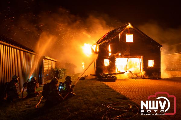 Verzamelen geest hoofdonderwijzer Grote brand verwoest schuur met auto's in Oldebroek - NWVfoto