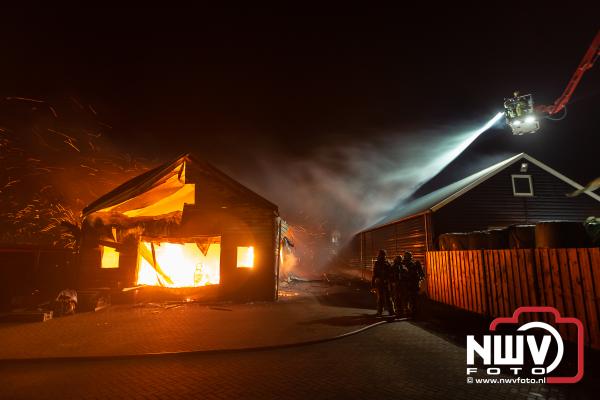 Grote brand verwoest schuur met auto's in Oldebroek - © NWVFoto.nl