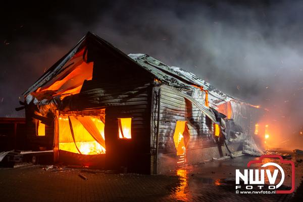 Grote brand verwoest schuur met auto's in Oldebroek - © NWVFoto.nl