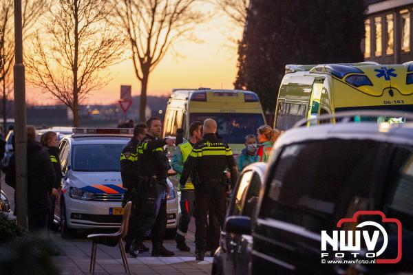 29-jarige man raakt zwaargewond na steekincident Luttekenstraat in Elburg, drie mannen aangehouden - © NWVFoto.nl