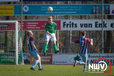 OVC'85 geeft zich niet zomaar gewonnen, maar uiteindelijk bleek Owios de langste adem te hebben. - © NWVFoto.nl