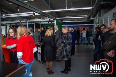 Directeur Leeflang en burgemeester Rozendaal opende het Techlab Elburg met een sleutel die door een drone werd ingevlogen. - © NWVFoto.nl
