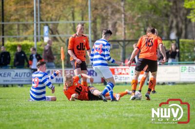 In de gemeentelijk derby weet de ElburgerSC in de blessuretijd de gelijkmaker tegen de met een man minder spelende DSV'61 te maken. - © NWVFoto.nl