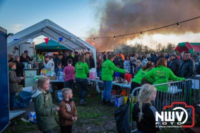 Het Oranjecomité Oosterwolde (gld) kon na twee jaar eindelijk weer een paasvuur organiseren aan de Duinkerkerweg. - © NWVFoto.nl