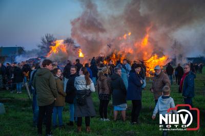 Het Oranjecomité Oosterwolde (gld) kon na twee jaar eindelijk weer een paasvuur organiseren aan de Duinkerkerweg. - © NWVFoto.nl
