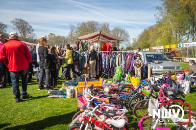 Op het zon overgoten sportpark De Haere, was het goed zakendoen voor de verkopers op de vlooienmarkt. - © NWVFoto.nl