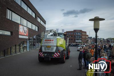 Laatstejaars pakken groots uit tijdens aankomst gala-avond bij het Nuborgh College Oostenlicht in Elburg. - © NWVFoto.nl