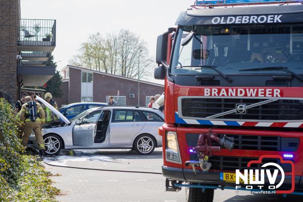 Bestuurder ziet vlammetjes in de auto op het parkeerterrein in Oldebroek - © NWVFoto.nl