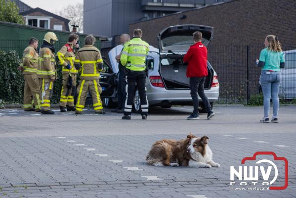 Bestuurder ziet vlammetjes in de auto op het parkeerterrein in Oldebroek - © NWVFoto.nl