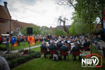 Koningsdag met de traditionele receptie in de kloostertuin Elburg. - © NWVFoto.nl