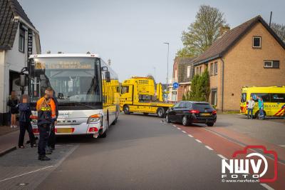 Schoolkinderen nagekeken door ambulancepersoneel, na ongeval Zuiderzeestraatweg wegversmalling centrum Oldebroek. - © NWVFoto.nl
