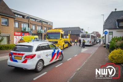 Schoolkinderen nagekeken door ambulancepersoneel, na ongeval Zuiderzeestraatweg wegversmalling centrum Oldebroek. - © NWVFoto.nl