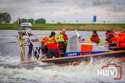Veel belangstelling voor spectaculaire demonstraties van hulpverlening op het water door het KNRM station Elburg. - © NWVFoto.nl