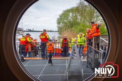 Veel belangstelling voor spectaculaire demonstraties van hulpverlening op het water door het KNRM station Elburg. - © NWVFoto.nl