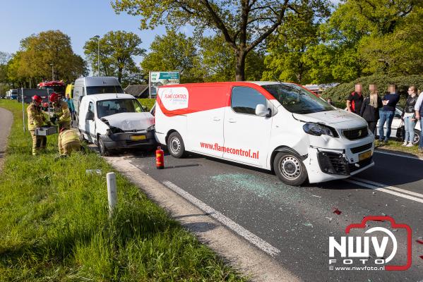 Automobilist naar het ziekenhuis na kettingbotsing op de Eperweg op 't Harde - © NWVFoto.nl