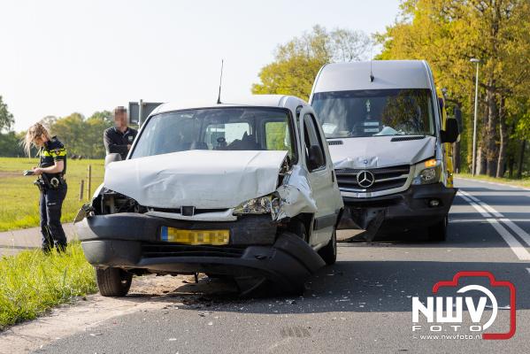 Automobilist naar het ziekenhuis na kettingbotsing op de Eperweg op 't Harde - © NWVFoto.nl