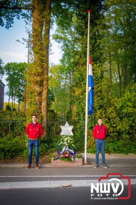 Oranje vereniging 't Harde en het Gemeentebestuur van Elburg leggen kransen bij monument langs de Eperweg op 't Harde - © NWVFoto.nl
