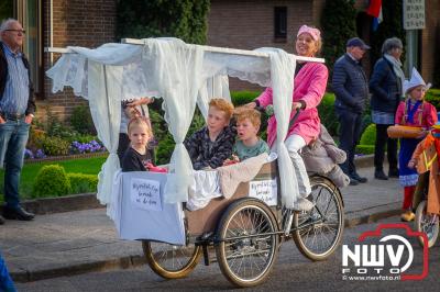 Traditie getrouw werd er op bevrijdingsdag weer een optocht met versierde en verklede kinderen met fietsen en karren, een rondgang door Oosterwolde gemaakt. - © NWVFoto.nl