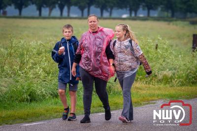 Zon en regen waren de ingrediënten voor de aankomst van de avondwandel 4 daagse in Elburg. - © NWVFoto.nl