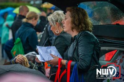Zon en regen waren de ingrediënten voor de aankomst van de avondwandel 4 daagse in Elburg. - © NWVFoto.nl