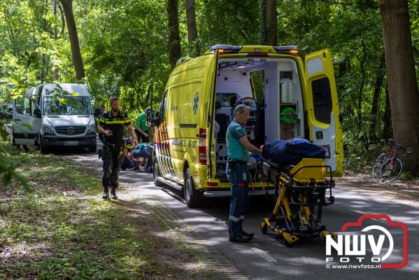 Voorbijgangers vinden gewonde wielrenner op de Klaterweg in Doornspijk - © NWVFoto.nl