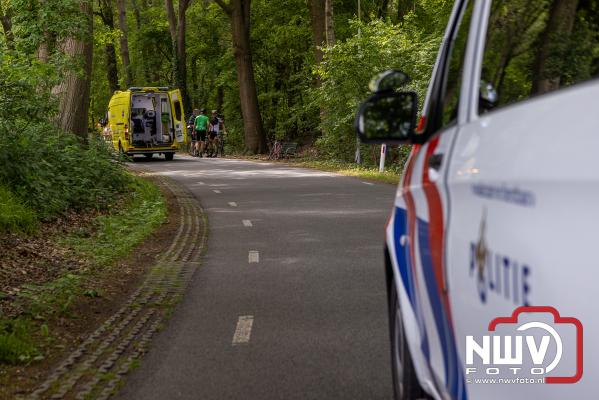 Voorbijgangers vinden gewonde wielrenner op de Klaterweg in Doornspijk - © NWVFoto.nl