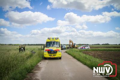 Een motorrijder kon door onbekende reden de bocht in het Achterwegje in Doornspijk niet halen en is met onbekend letsel naar het ziekenhuis vervoerd. - © NWVFoto.nl