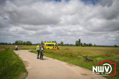 Een motorrijder kon door onbekende reden de bocht in het Achterwegje in Doornspijk niet halen en is met onbekend letsel naar het ziekenhuis vervoerd. - © NWVFoto.nl