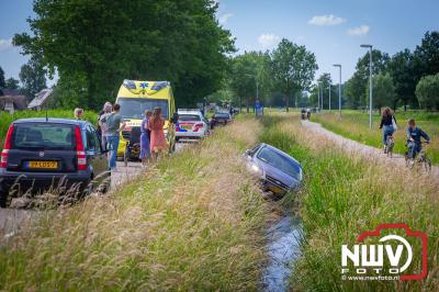 Een toertochtje met de auto eindigde zondagmiddag in een diepe sloot langs de Stadsweg 't Harde - © NWVFoto.nl