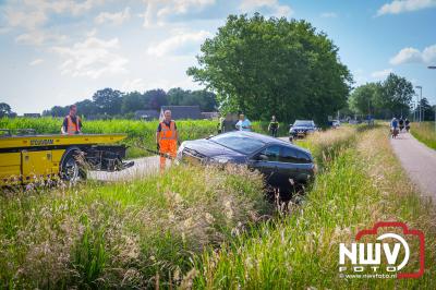 Een toertochtje met de auto eindigde zondagmiddag in een diepe sloot langs de Stadsweg 't Harde - © NWVFoto.nl