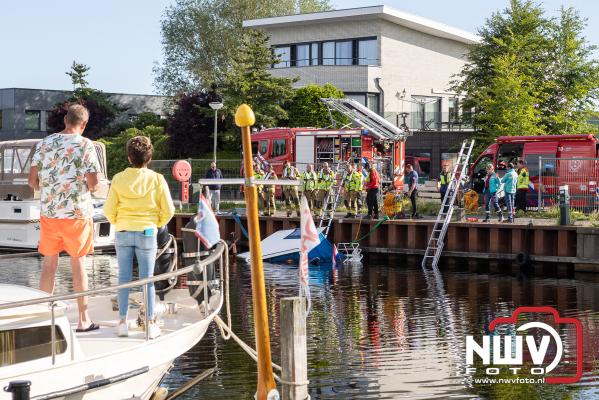 Aangemeerde boot gezonken in het Havenkanaal van Elburg - © NWVFoto.nl