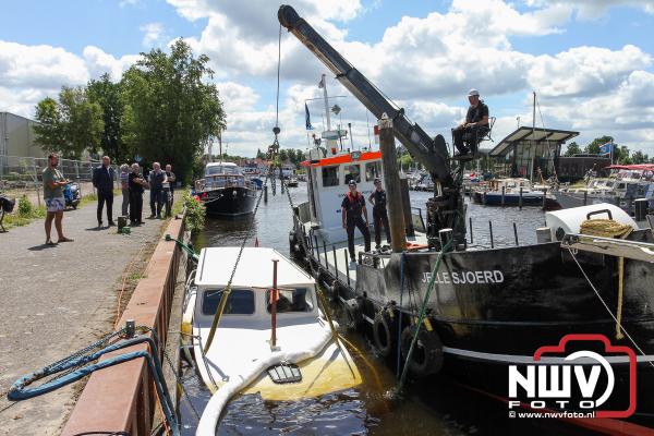 Aangemeerde boot gezonken in het Havenkanaal van Elburg - © NWVFoto.nl
