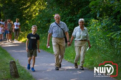 De wandelaars van de W4D op 't Harde hadden het geluk dat ze met het warme weer over landgoed Zwaluwenburg wandelde, waar de bomen voor verkoeling zorgde,. - © NWVFoto.nl