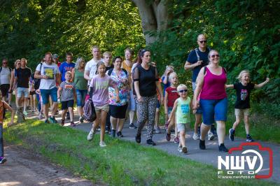 De wandelaars van de W4D op 't Harde hadden het geluk dat ze met het warme weer over landgoed Zwaluwenburg wandelde, waar de bomen voor verkoeling zorgde,. - © NWVFoto.nl