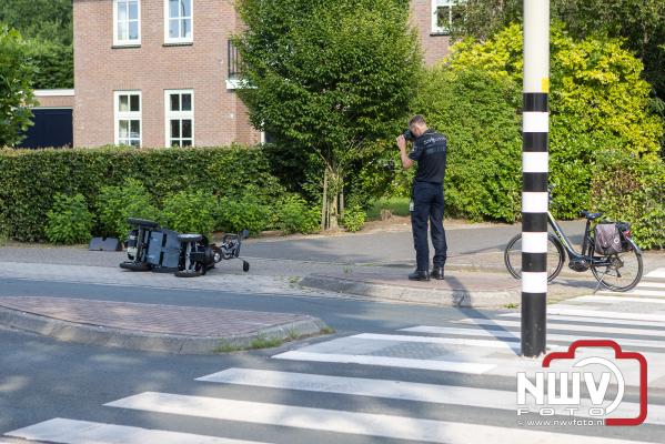 Scootmobiel aangereden op het zebrapad Zuiderzeestraatweg in Doornspijk - © NWVFoto.nl