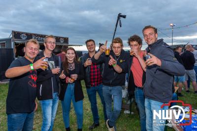 Bezoekers genieten volop van optredens op BigPop festival, aan de Kleine Woldweg in Oosterwolde (GLD). - © NWVFoto.nl