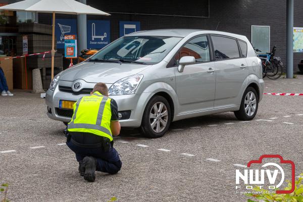Kind rent uit bouwmarkt en komt onder een auto terecht in Elburg - © NWVFoto.nl