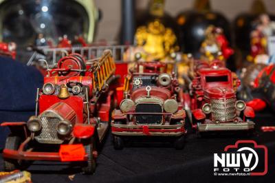 Miniatuur auto's, helmen, alles wat met hulpverlening te maken heeft was te koop op de internationale 112 verzamelbeurs in Elburg. - © NWVFoto.nl