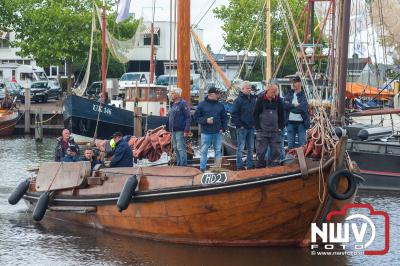 Botterdagen, binnen komst haven Elburg na middagje wedstrijdzeilen voor bedrijven op vrijdag. - © NWVFoto.nl