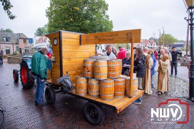 Het Elburger Bier Genootschap heeft zaterdag de horeca rond de oude haven en in de binnenstad weer voorzien van het eerste Bokbier. - © NWVFoto.nl