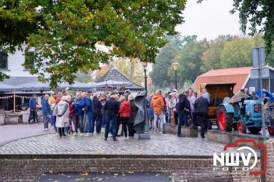 Het Elburger Bier Genootschap heeft zaterdag de horeca rond de oude haven en in de binnenstad weer voorzien van het eerste Bokbier. - © NWVFoto.nl