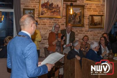 Jaap Quak is onderscheiden als Ridder in de Order van Oranje Nassau. Burgemeester Jan Nathan Rozendaal bracht bij hem de versierselen aan - © NWVFoto.nl