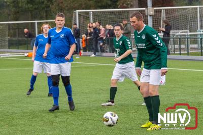 G team spelers van sv 't Harde nemen busje in ontvangst om mee naar de uitwedstrijden te pendelen. - © NWVFoto.nl