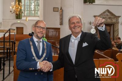 Het Elburgs mannenkoor O.B.K. heeft uit de handen van burgemeester Jan Nathan Rozendaal een Koninklijke Erepenning ontvangen.  - © NWVFoto.nl