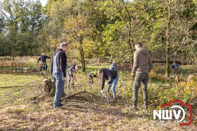 Vrijwilligers helpen met natuuronderhoud op landgoed Huis op de Bergen. - © NWVFoto.nl